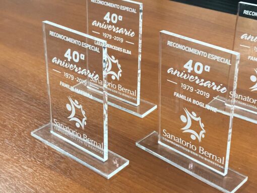 Premio Acrilico 5 mm grosor con Base  y Grabado