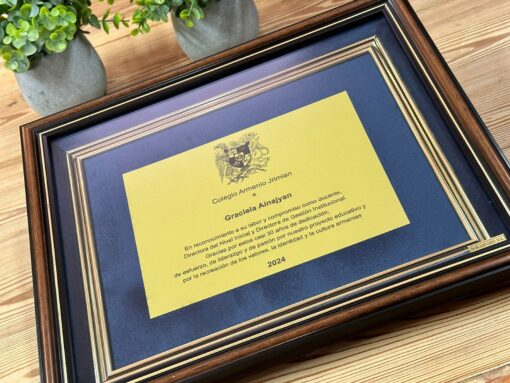 Vitrina Vidrio y Pana con Placa de Aluminio plata oro o negra