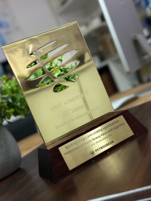 Premio personalizado Base Madera Piramidal y Chapa. Figura en metal o acrilico