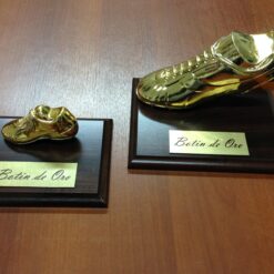 Figura Botín en Resina Oro con Base de Madera y Chapa Grabada